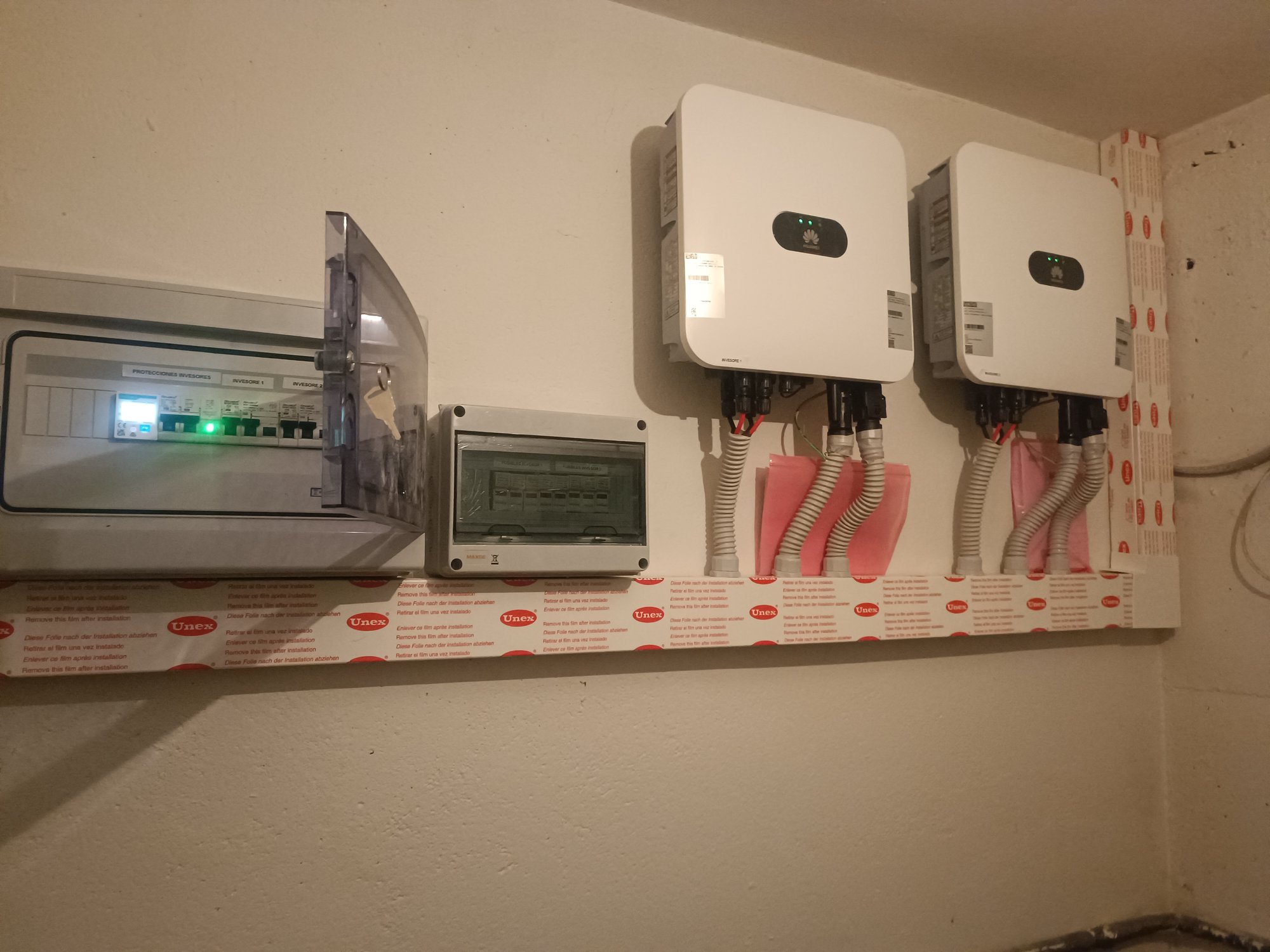 Inversores solares instalados en pared