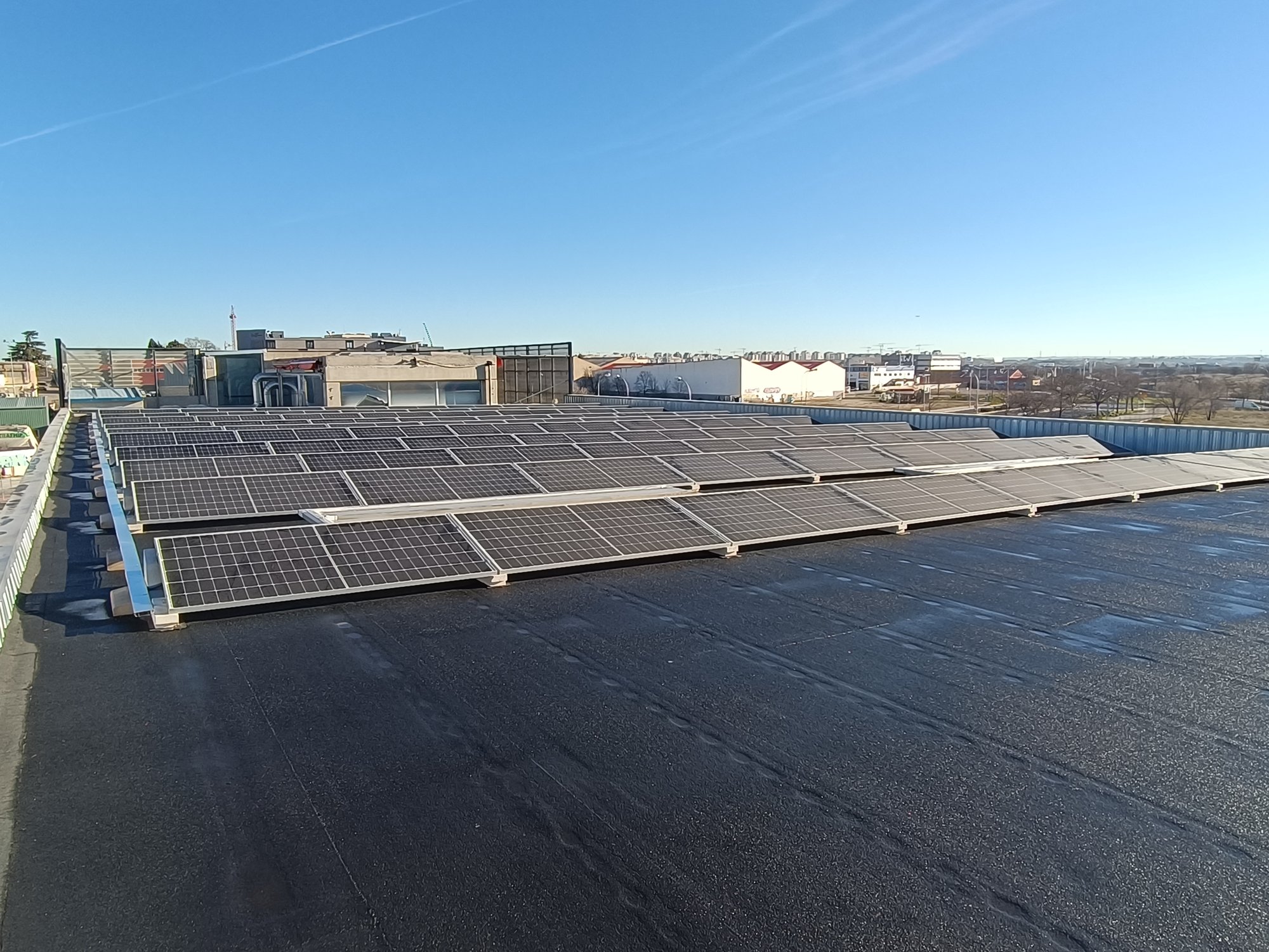Instalación solar en cubierta industrial