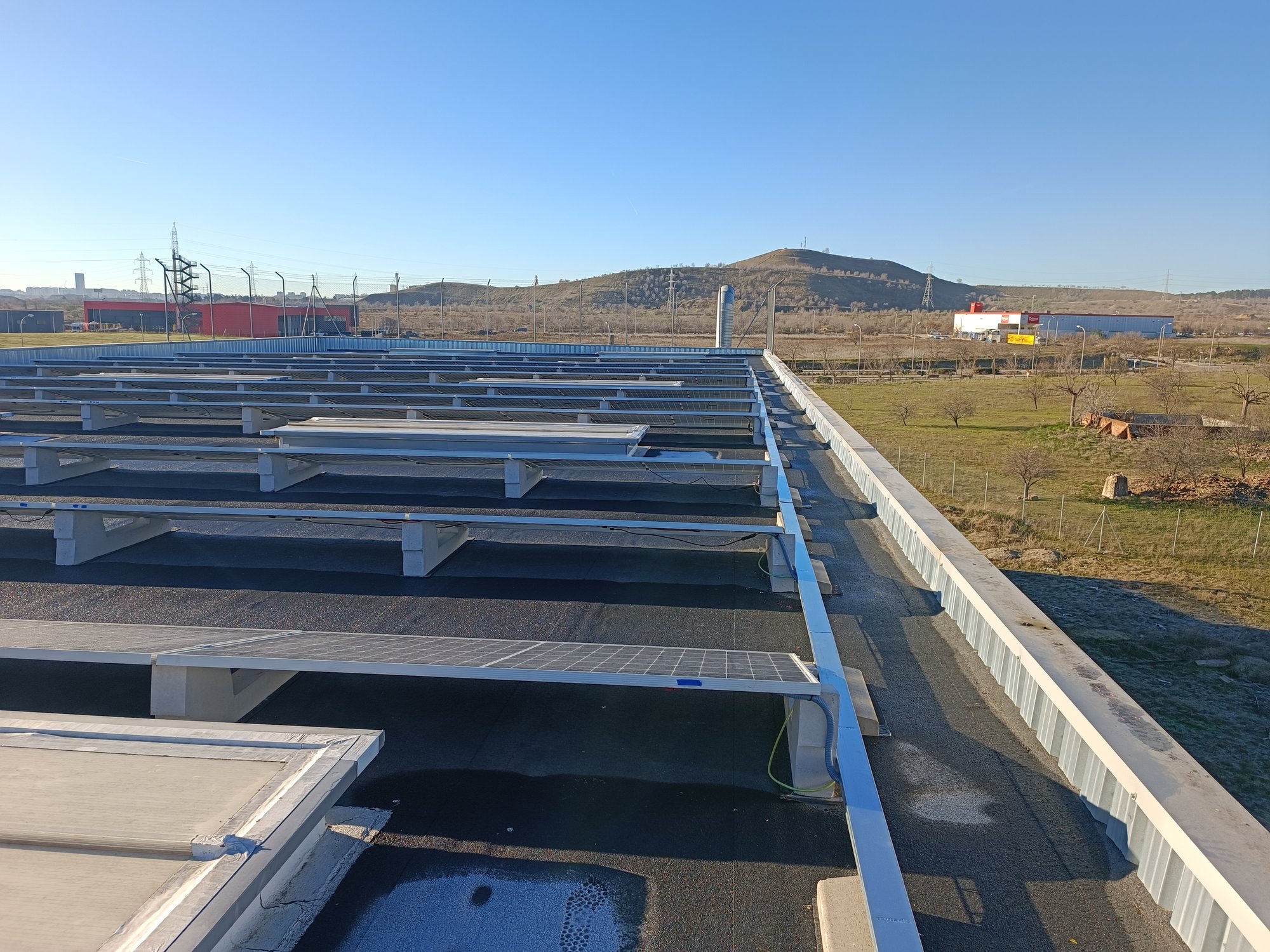 Placas solares en cubierta industrial