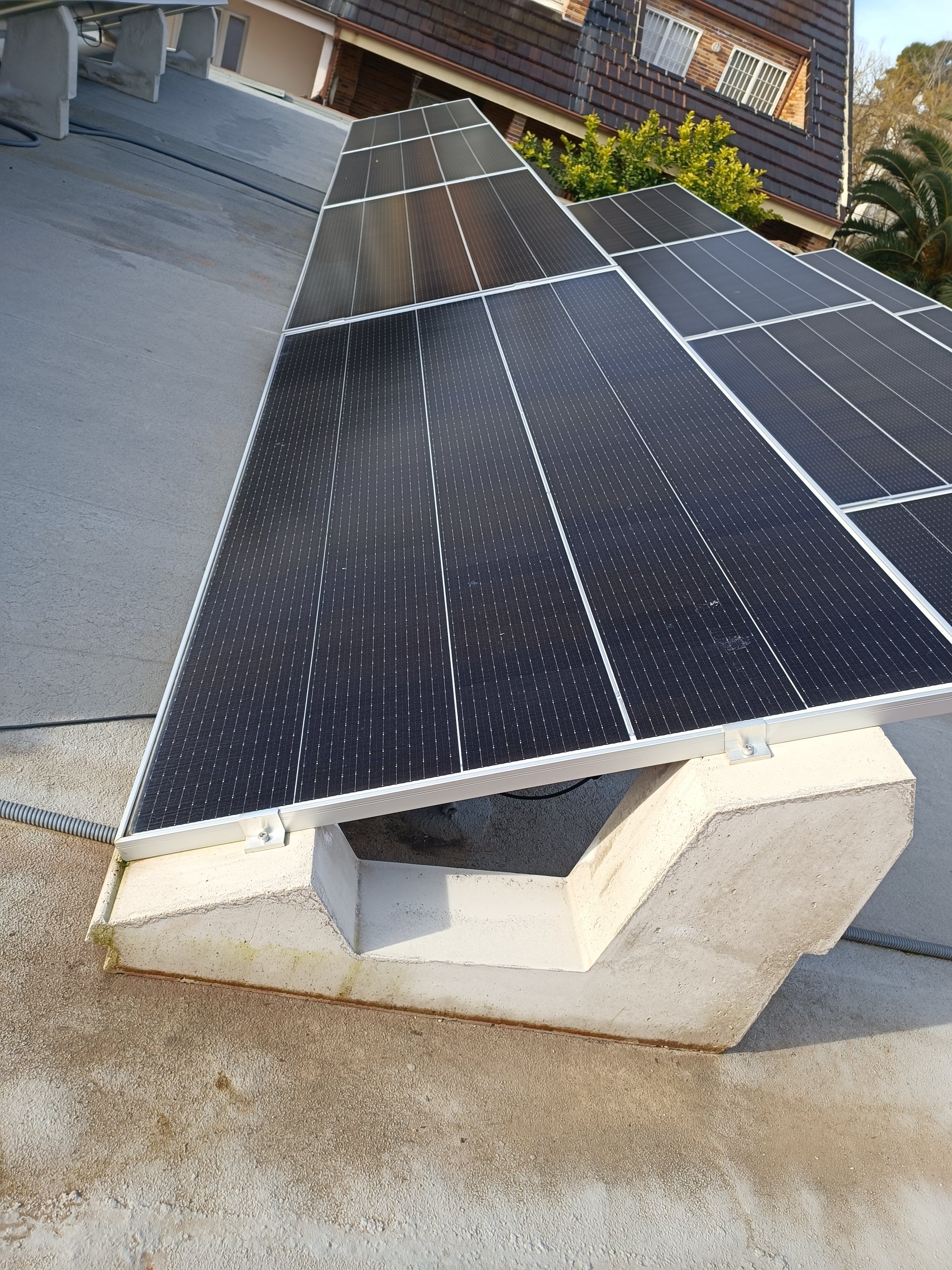Placas solares en cubierta plana residencial