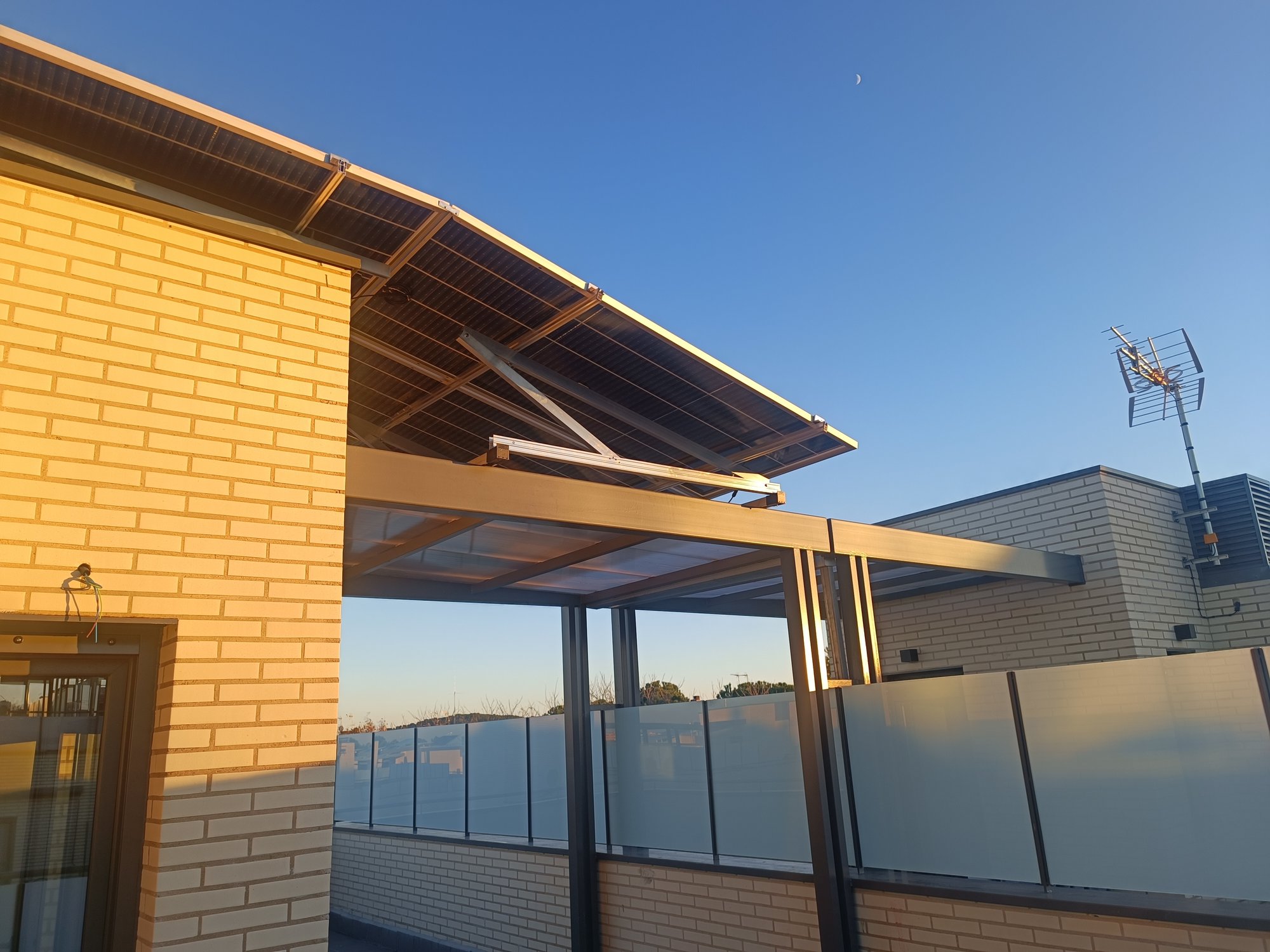 Placas solares en pérgola residencial