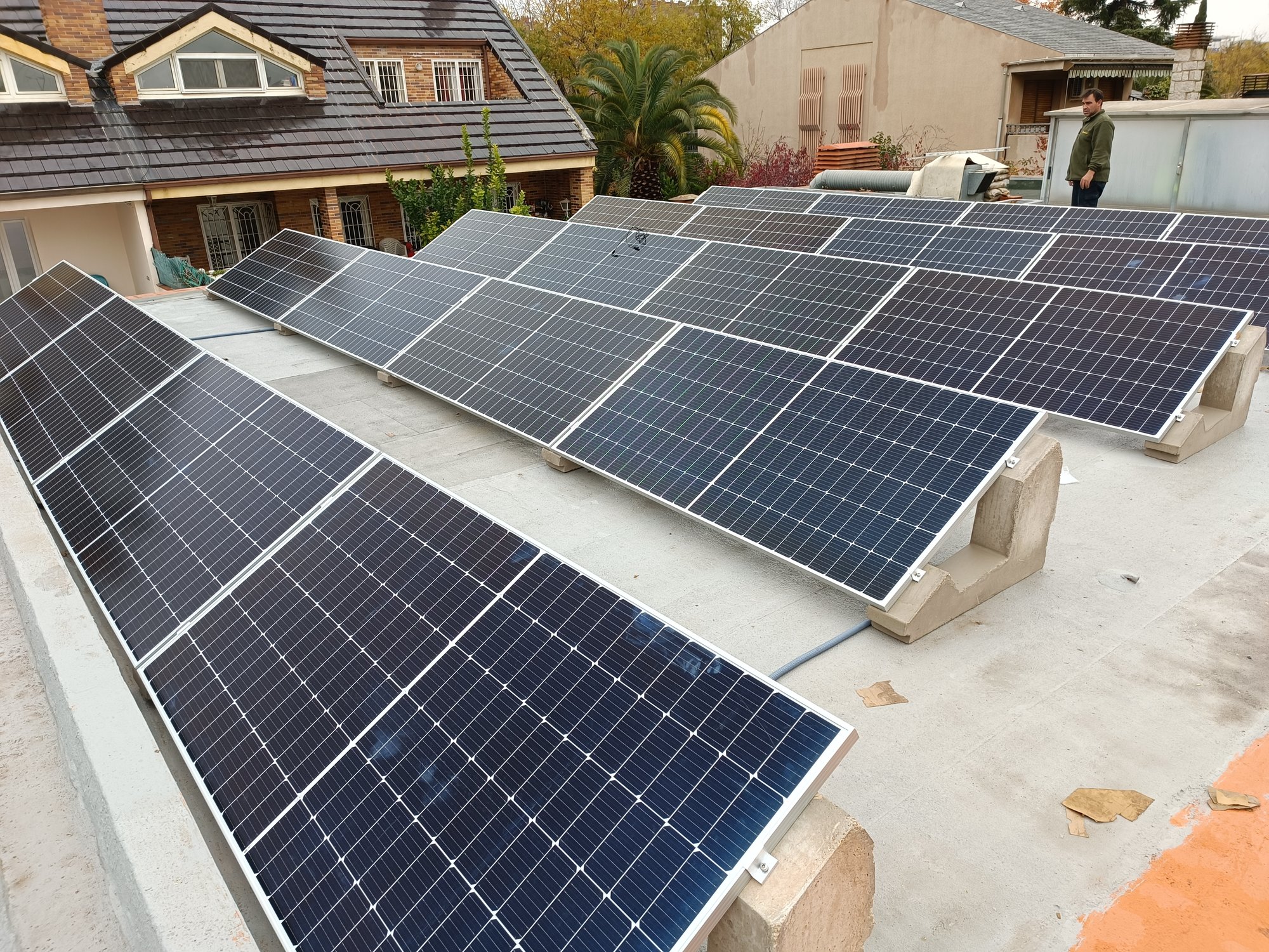 Instalación solar en terraza residencial